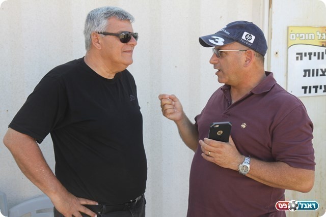 עופר מלכה (מימין) מנכ"ל החברה הכלכלית חדרה עם גנדלמן